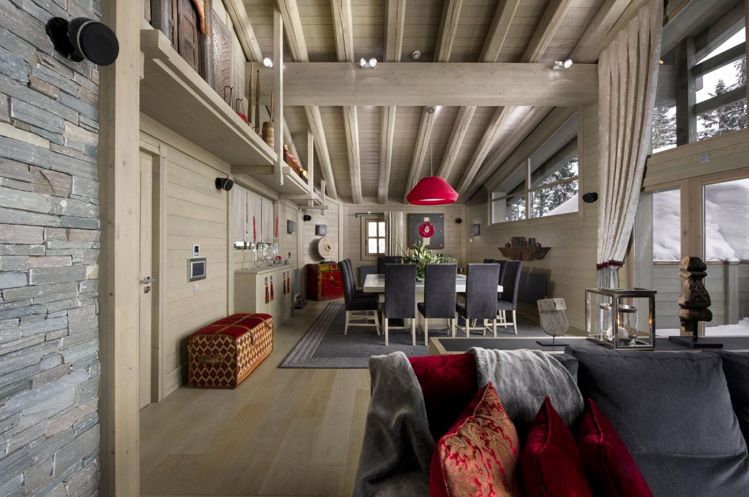 chalet-olympe-livingspace-diningroom-mountainnviews-spacious-openplan-cosy-luxury-rental-retreat-courchevel