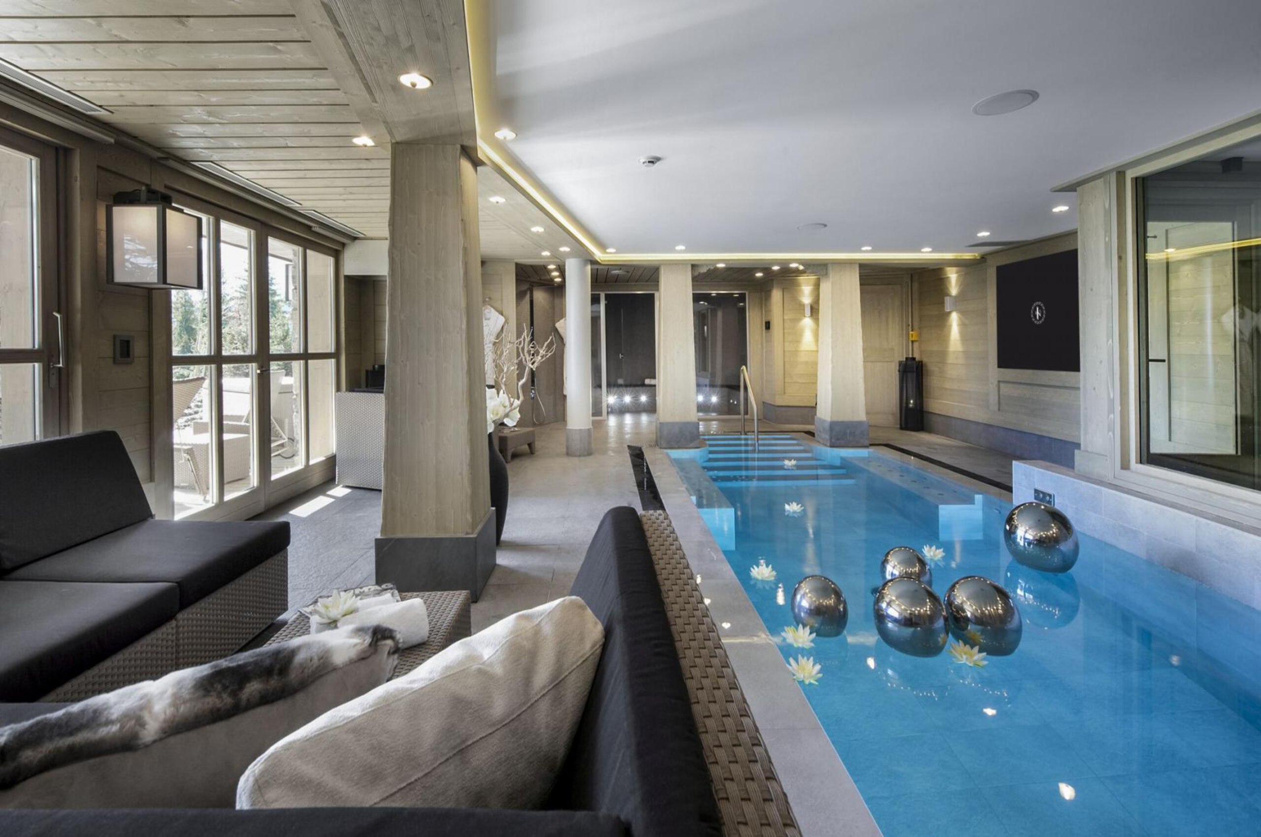 chalet-olympe-swimmingpool-wellness-spa-relaxation-luxury-courchevel
