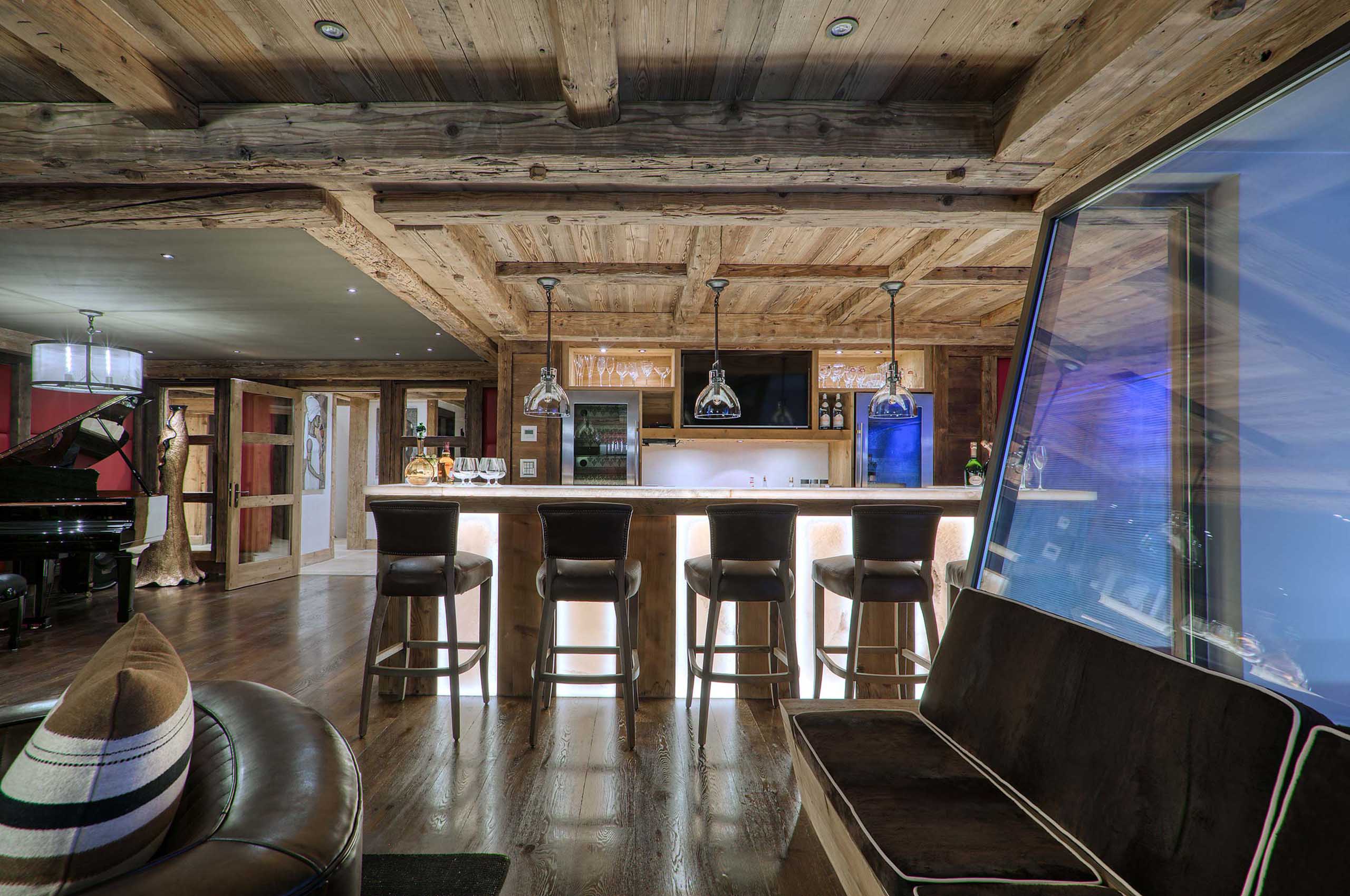 chalet-pearl-bar-piano-loungearea-luxury-alpine-interior-courchevel-1850