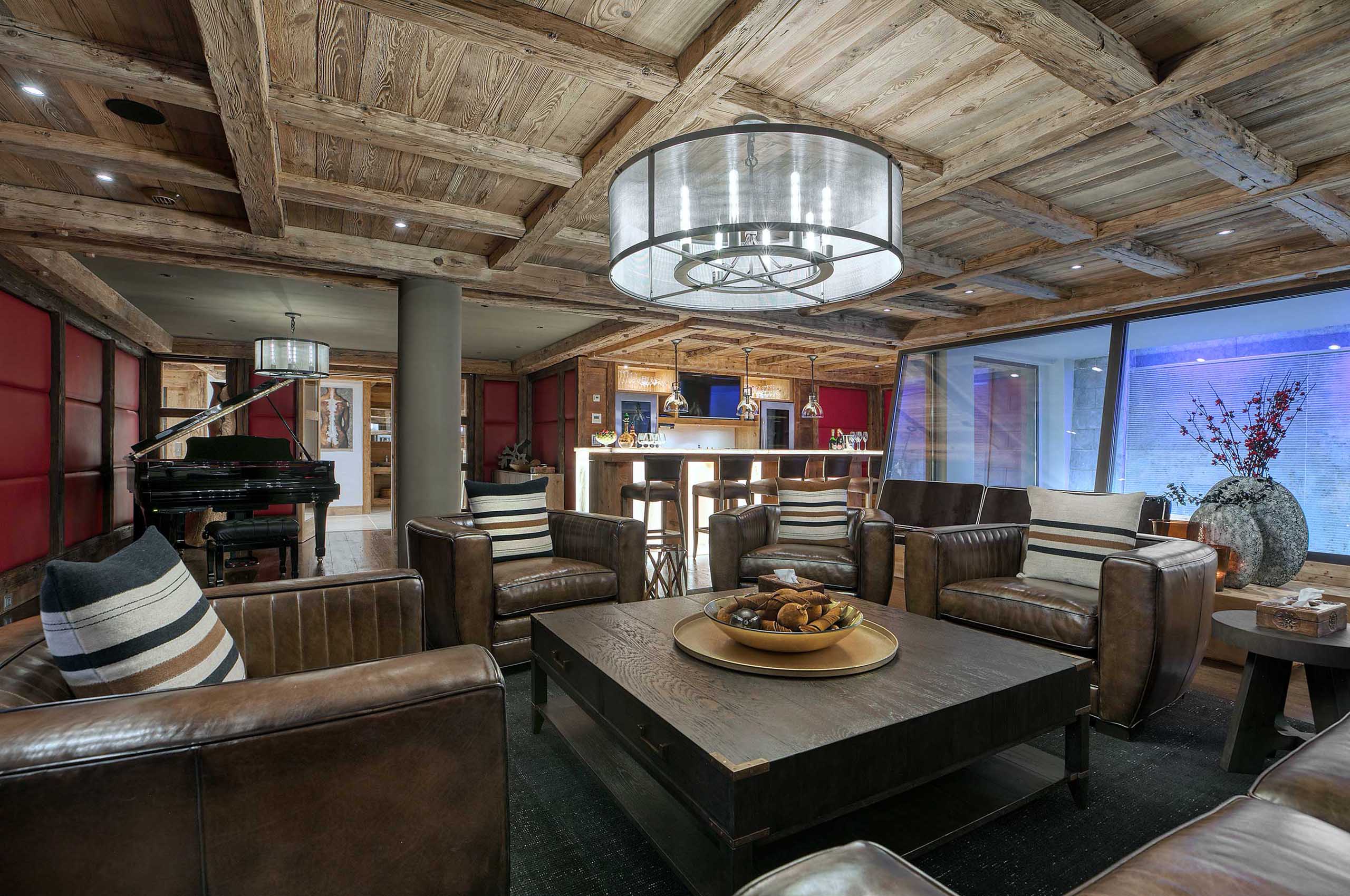 chalet-pearl-lounge-bar-piano-hosting-luxury-alpine-interiordesign-courchevel-1850