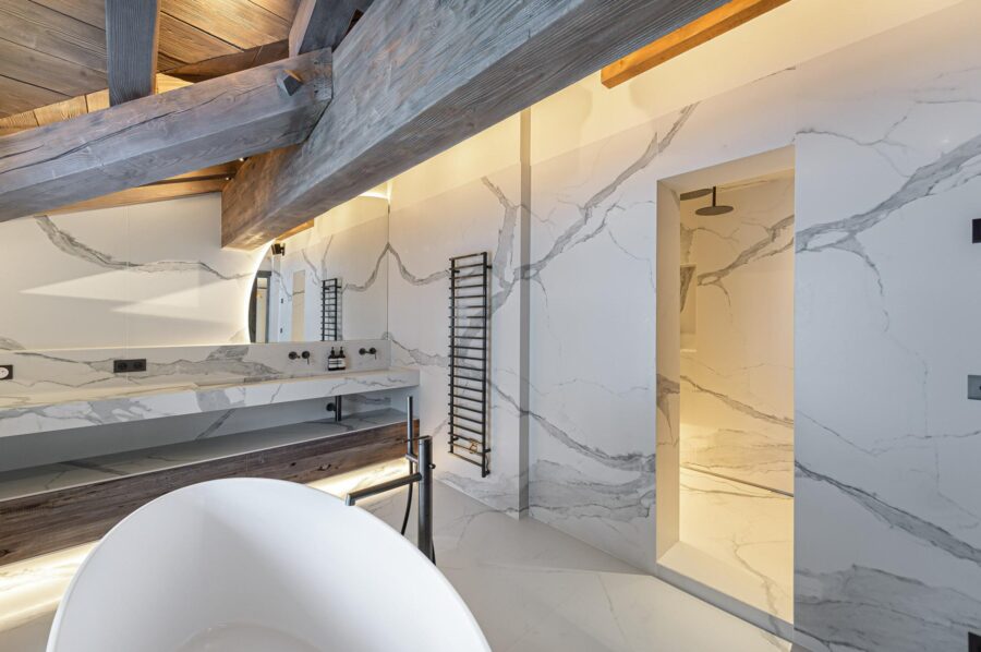 chalet-rosa-bathroom-bathtub-doublesink-spacious-luxury-alpine-interior-courchevel1850
