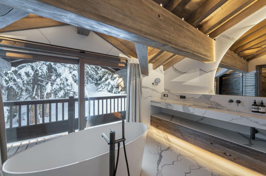 chalet-rosa-bathroom-bathtub-scenicviews-balcony-marble-luxury-modern-design-courchevel1850