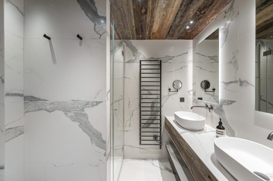 chalet-rosa-bathroom-doublesink-shower-marble-modern-luxury-design-courchevel1850