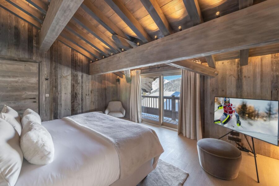 chalet-rosa-bedroom-balcony-modern-alpine-interiordesign-courchevel1850