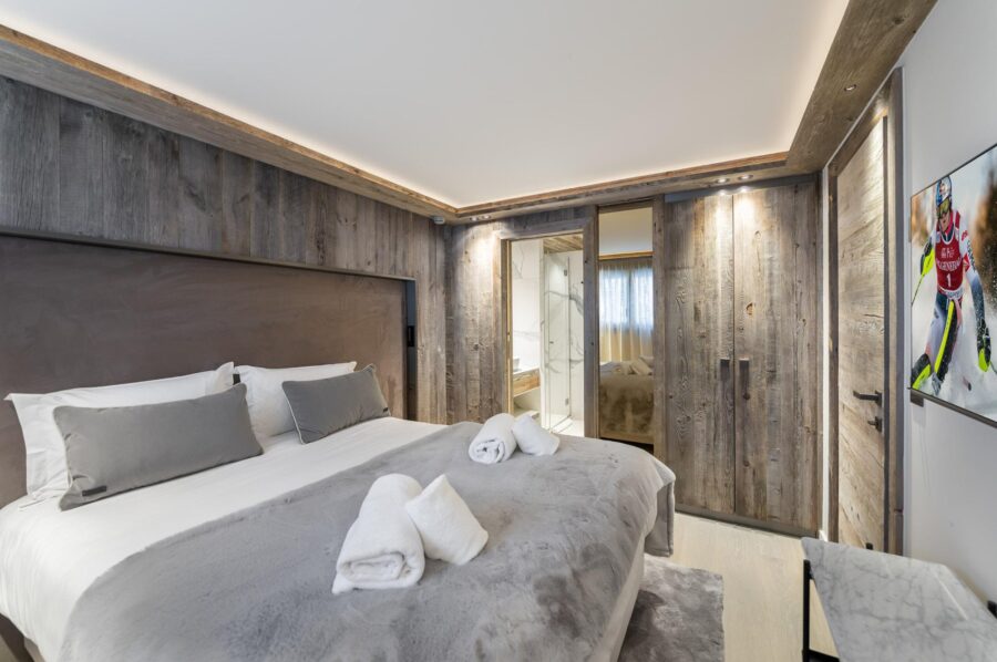 chalet-rosa-bedroom-modern-elegant-alpine-interiors-luxury-rental-retreat-courchevel1850