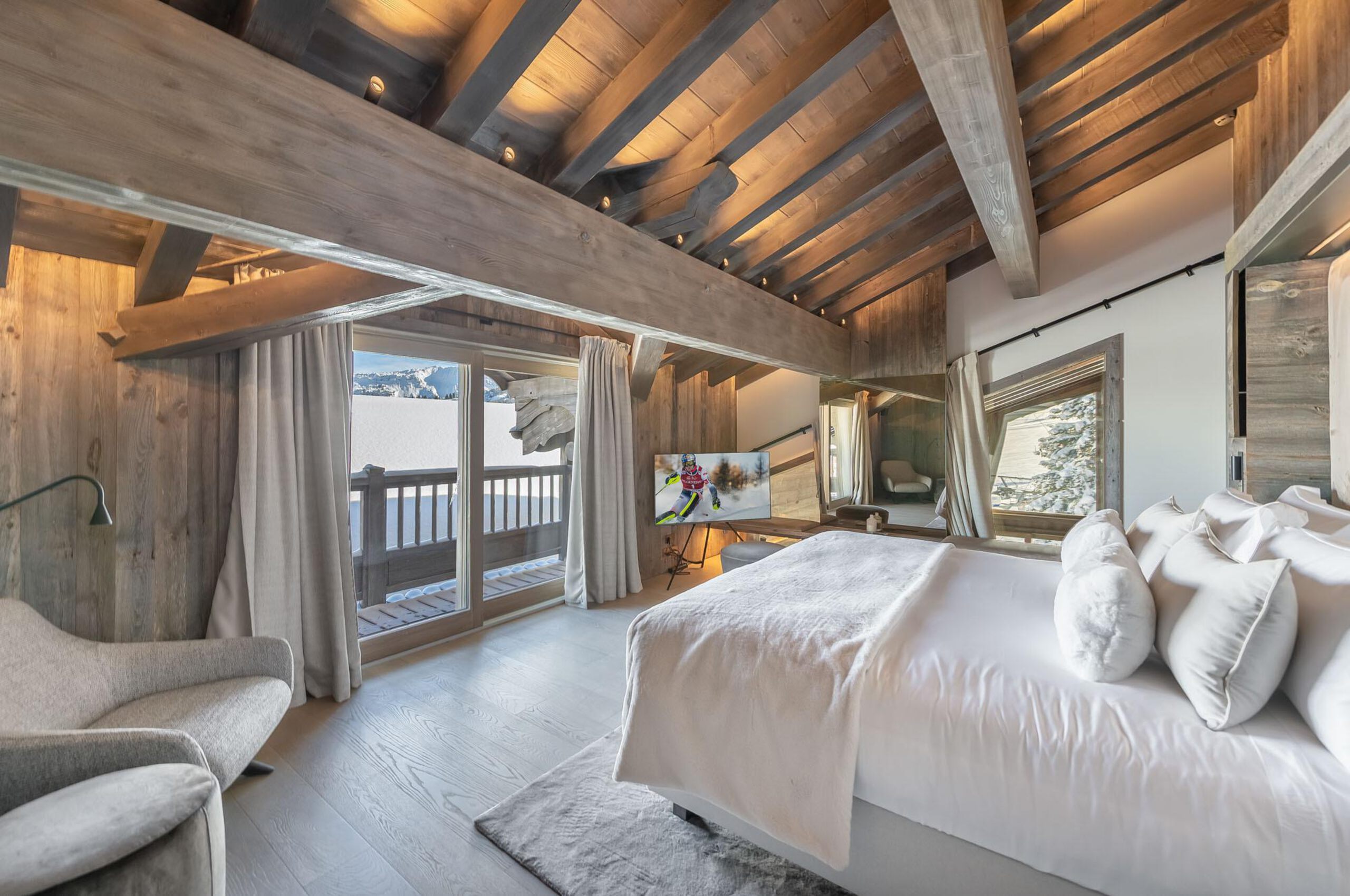 chalet-rosa-bedroom-scenicviews-modern-stylish-alpine-interior-luxury-rental-retreat-courchevel1850