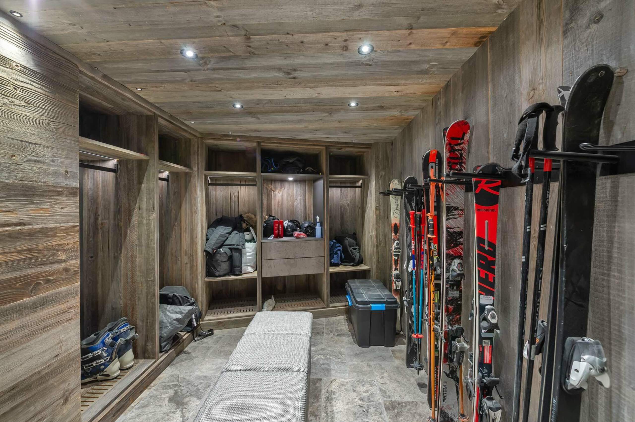 chalet-rosa-skiroom-bootroom-luxury-skin-skiout-alpine-rental-retreat-courchevel1850
