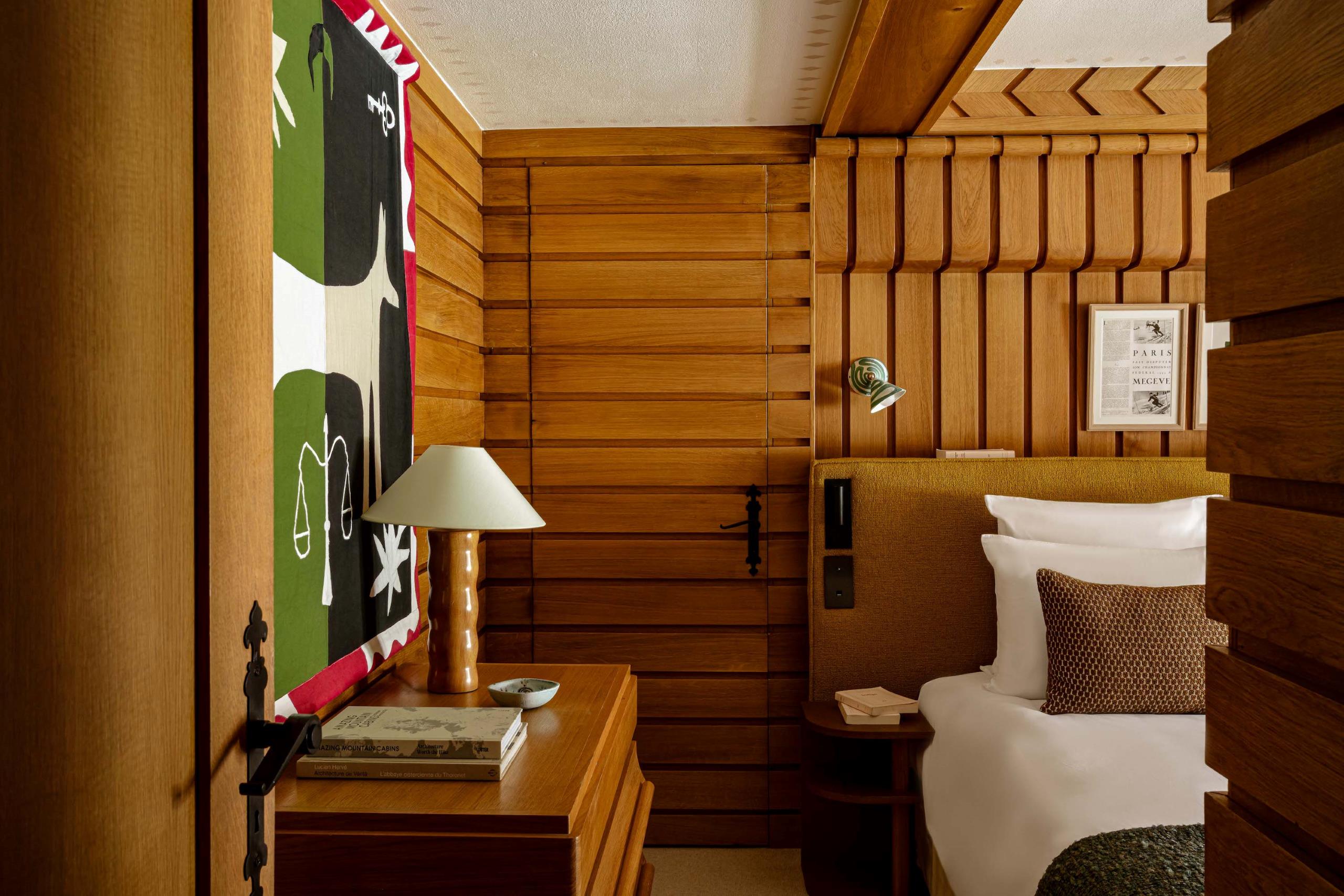 chalet-sabrina-bedroom-artwork-modern-elegant-stylish-artdeco-design-luxury-rental-retreat-megeve