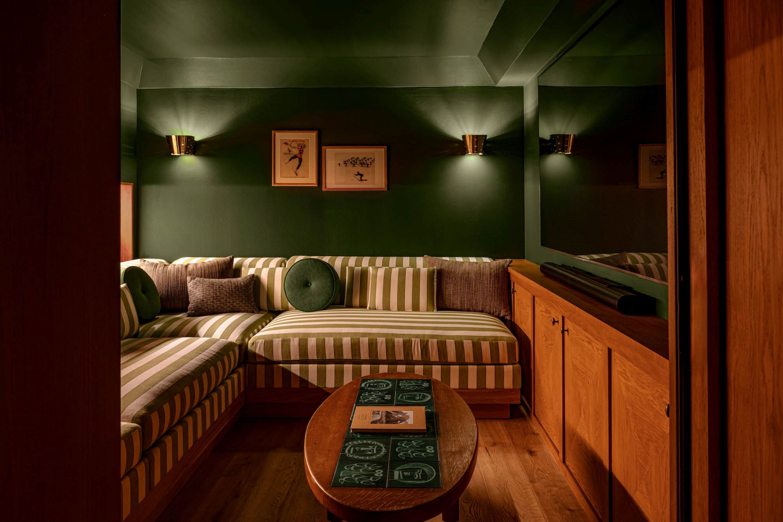 chalet-sabrina-cinemaroom-tvlounge-cosy-film-entertainment-luxury-design-megeve