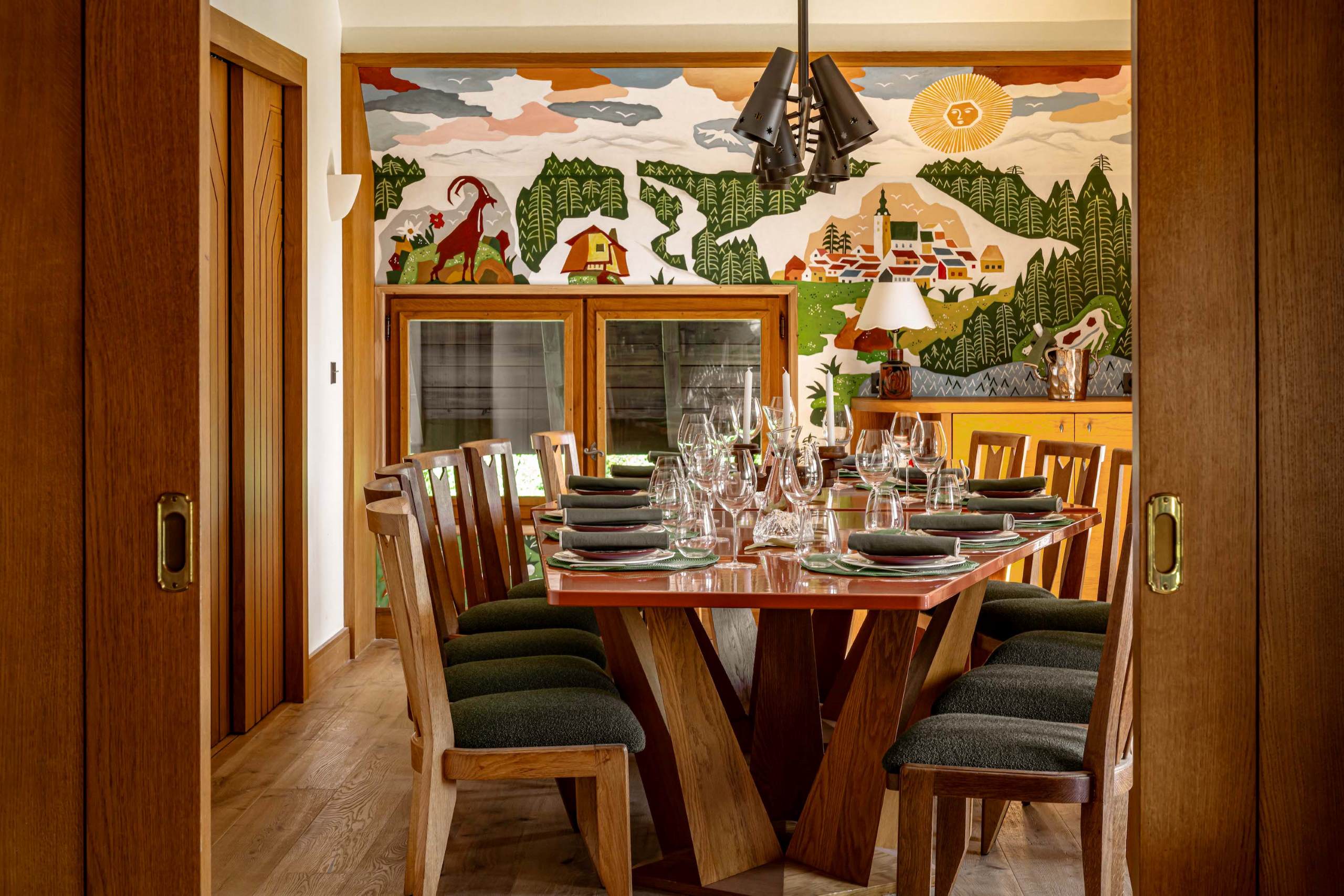 chalet-sabrina-diningroom-artwork-modern-stylish-elegant-artdeco-design-luxury-rental-retreat-megeve