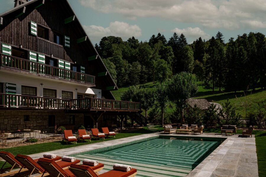 chalet-sabrina-exterior-summer-outdoorpool-garden-scenic-views-grand-luxury-alpine-retreat-megeve
