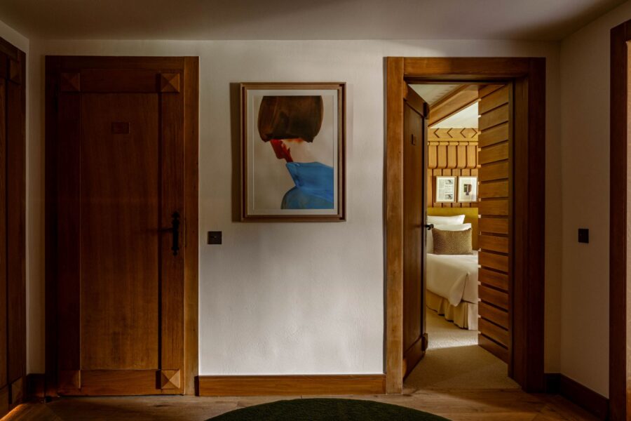 chalet-sabrina-hallway-bedrooms-artwork-stylish-elegant-artdeco-design-luxury-megeve