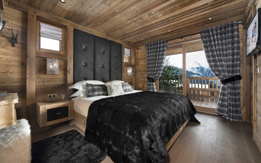 chalet-samara-bedroom-balcony-mountain-views-elegant-alpine-interiors-luxury-courchevel1550