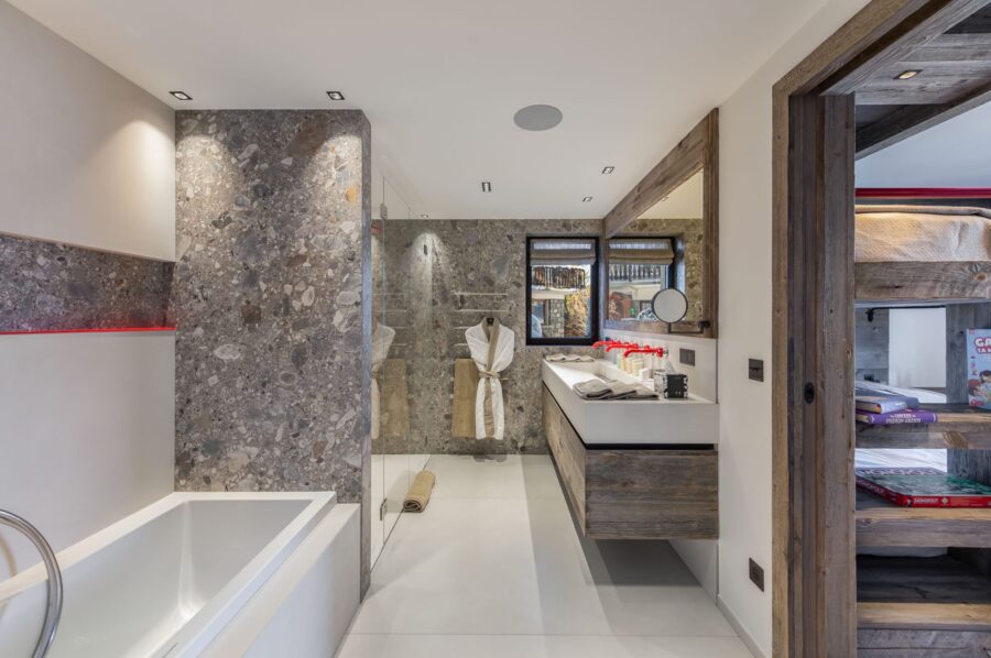 chalet-wintrelle-bathroom-bathtub-shower-doubelsink-ensuite-marble-modern-luxury-design-courchevel1550