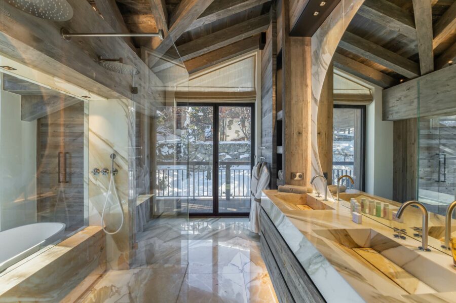 chalet-wintrelle-bathroom-doublesink-bathtub-shower-marble-modern-elegant-design-balcony-luxury-retreat-courchevel1550