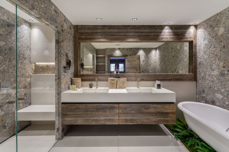 chalet-wintrelle-bathroom-doublesink-shower-bathtub-marble-modern-design-luxury-courchevel1550