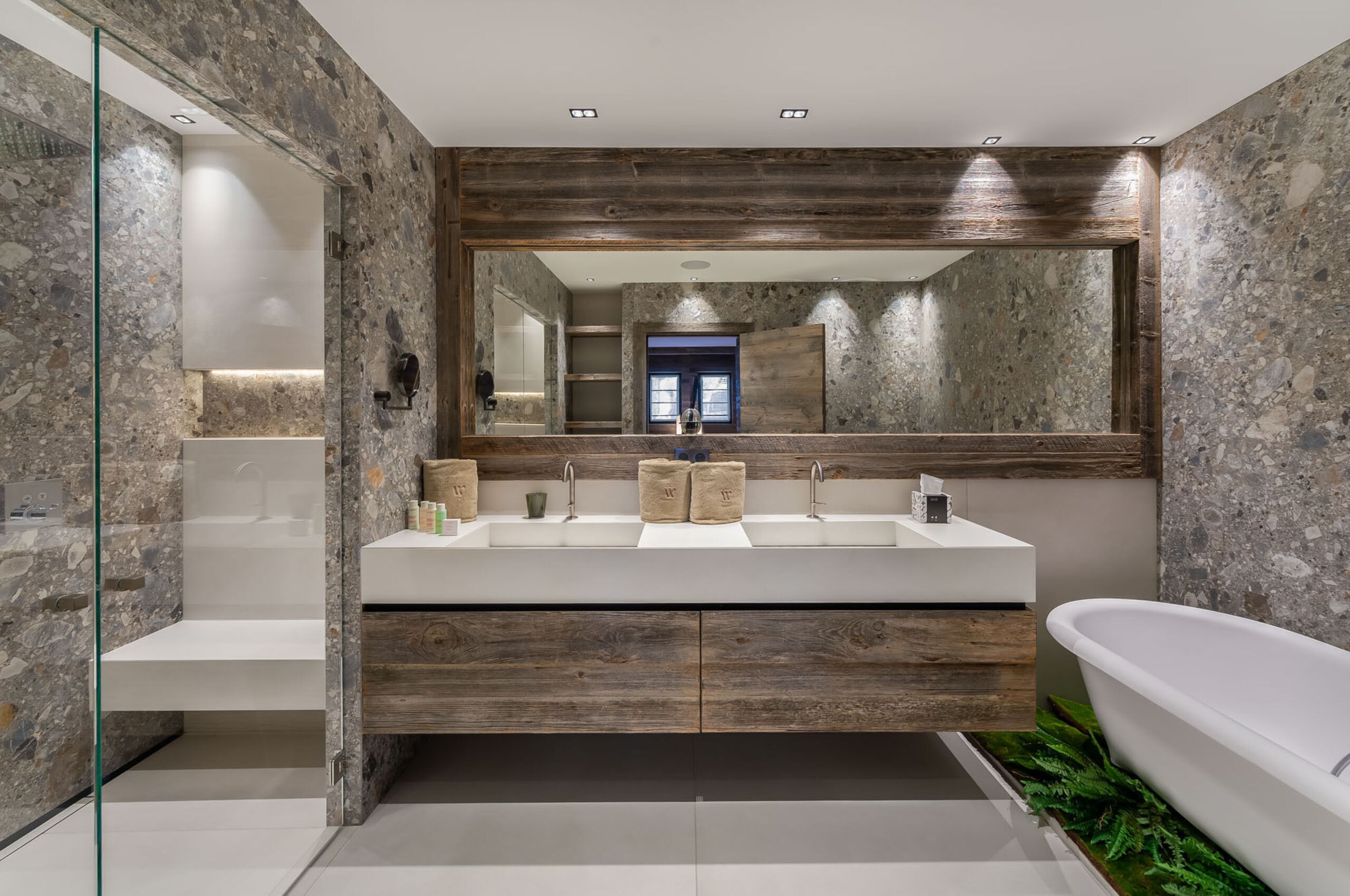 chalet-wintrelle-bathroom-doublesink-shower-bathtub-marble-modern-design-luxury-courchevel1550