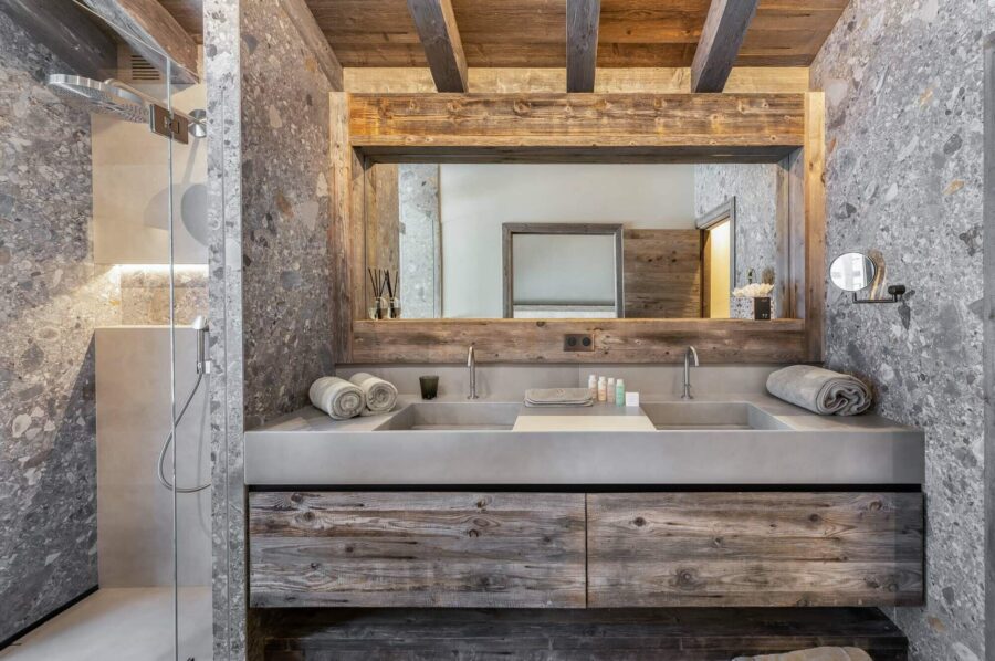 chalet-wintrelle-bathroom-doublesink-shower-modern-elegant-alpine-design-luxury-retreat-courchevel1550