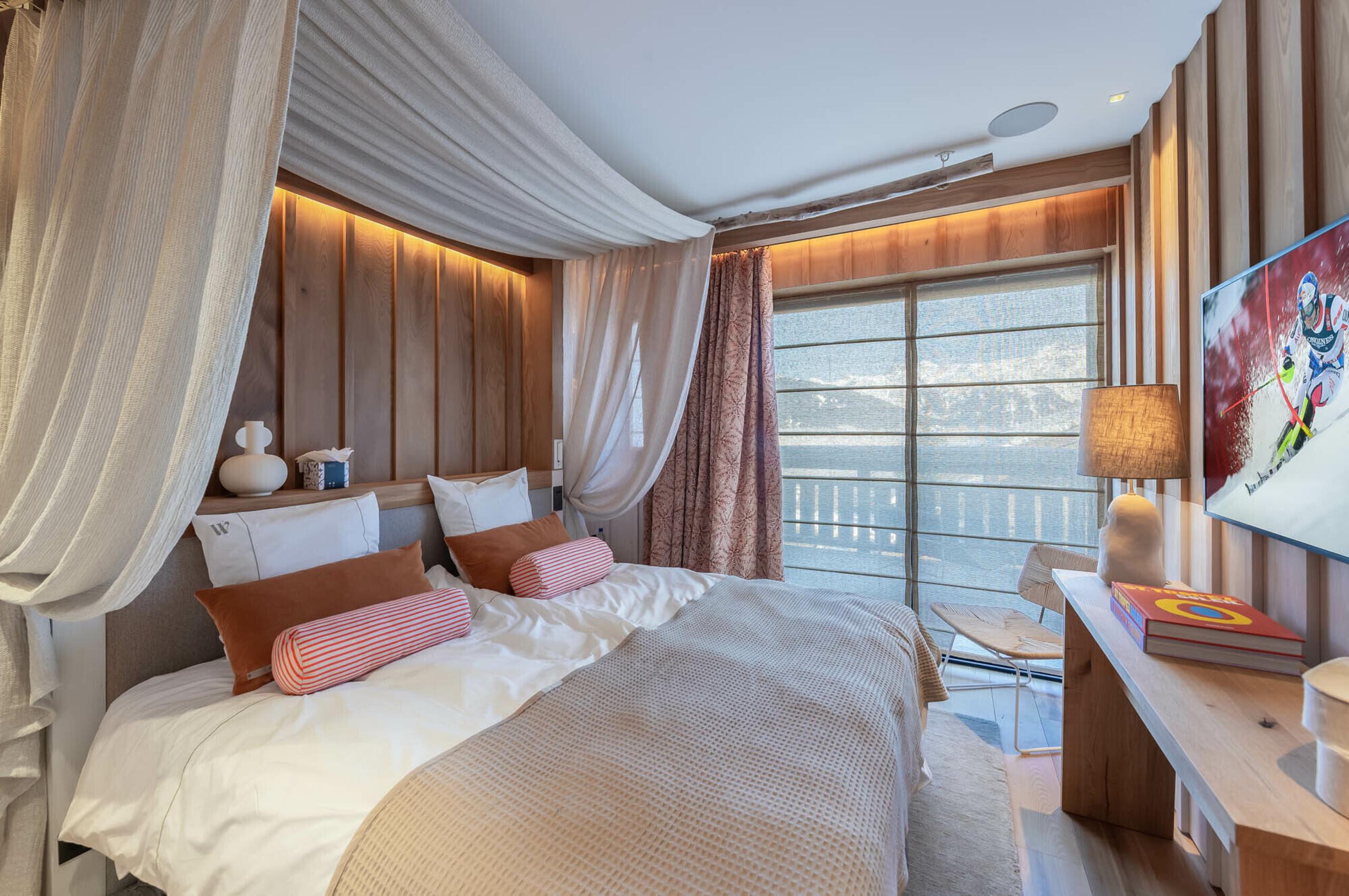 chalet-wintrelle-bedroom-balcony-modern-stylish-alpine-design-luxury-rental-courchevel1550