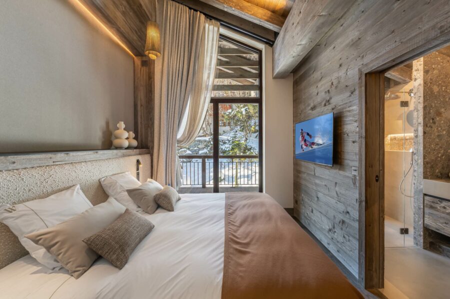 chalet-wintrelle-bedroom-ensuite-balcony-modern-alpine-luxury-design-courchevel1550