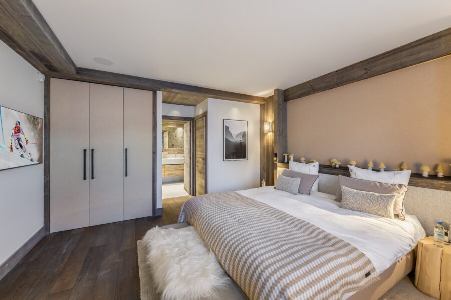 chalet-wintrelle-bedroom-spacious-modern-alpine-interior-luxury-retreat-courchevel1550