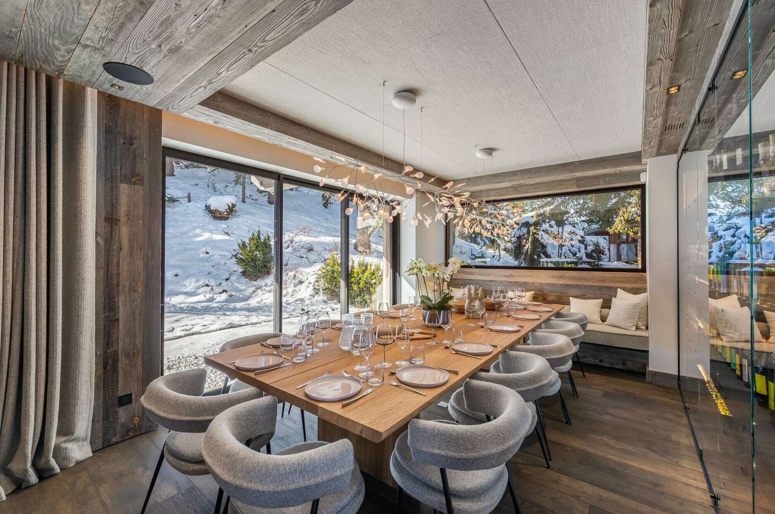 chalet-wintrelle-diningroom-scenicviews-elegant-modern-bright-alpine-design-luxury-retreat-courchevel1550