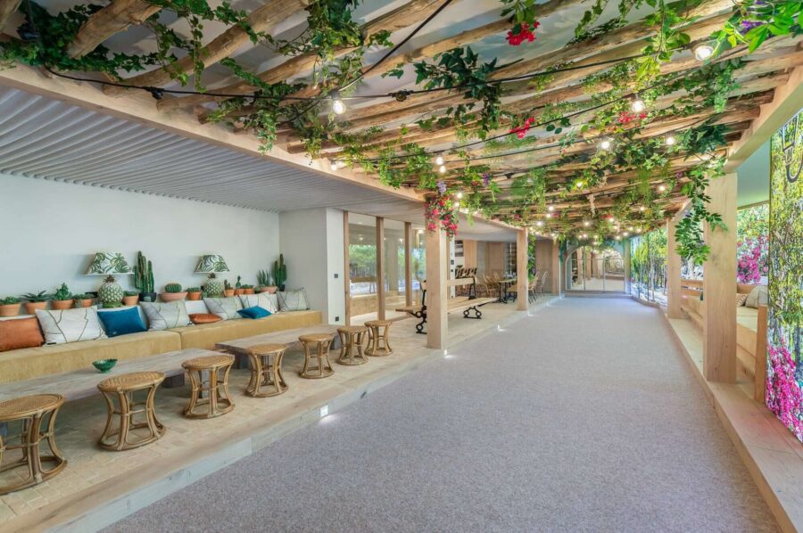 chalet-wintrelle-seating-area-bar-hosting-lounge-relaxationarea-luxury-unique-interiors-courchevel1550