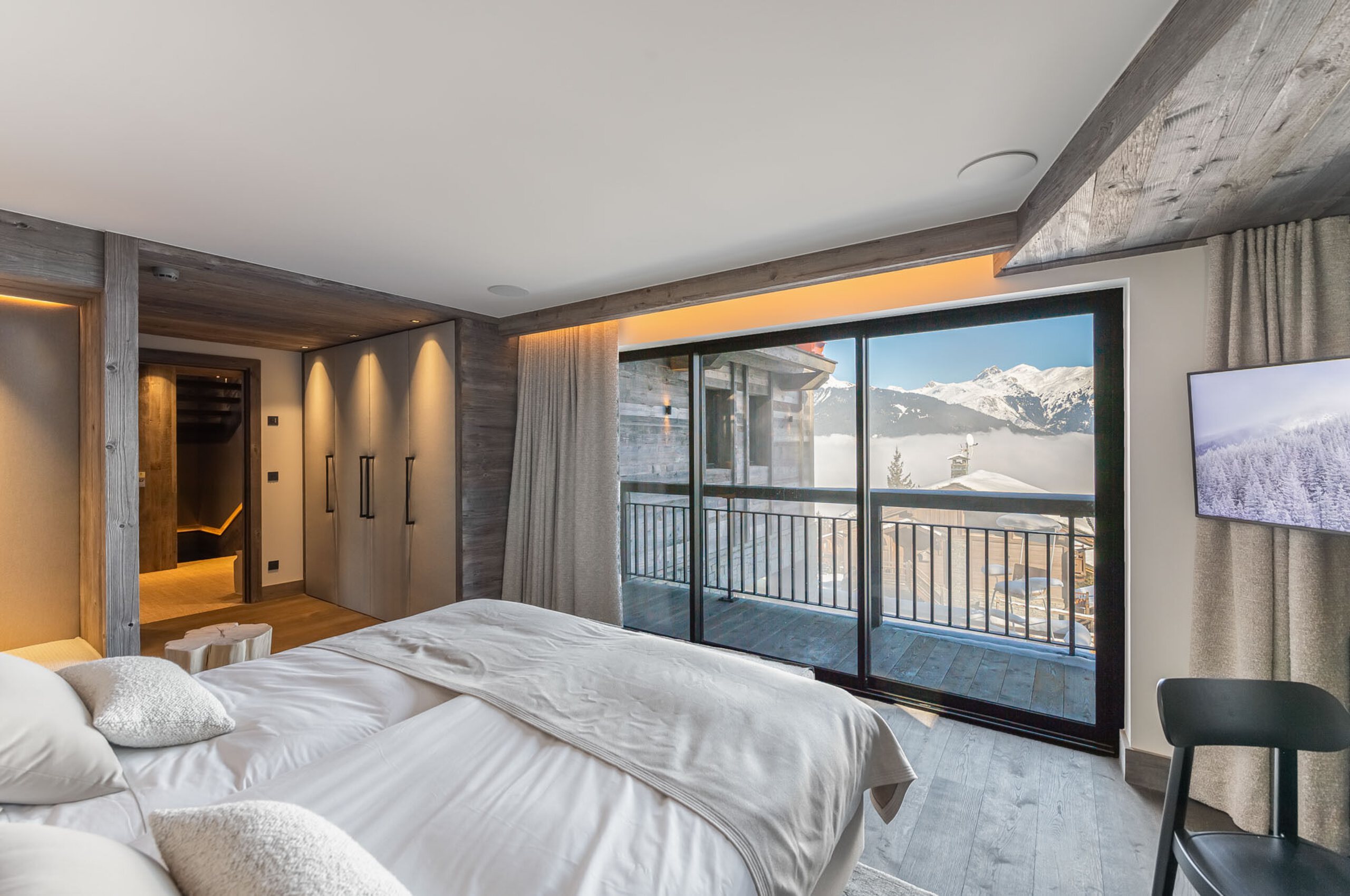 chalet-wintrelle-twin-bedroom-ensuite-mountainviews-modern-luxury-alpine-interior-courchevel1550