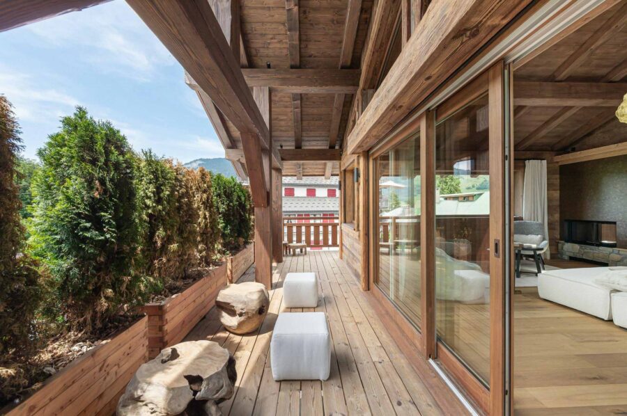 chalet-wynn-balcony-mountain-views-outdoor-seating-luxury-rental-retreat-megeve