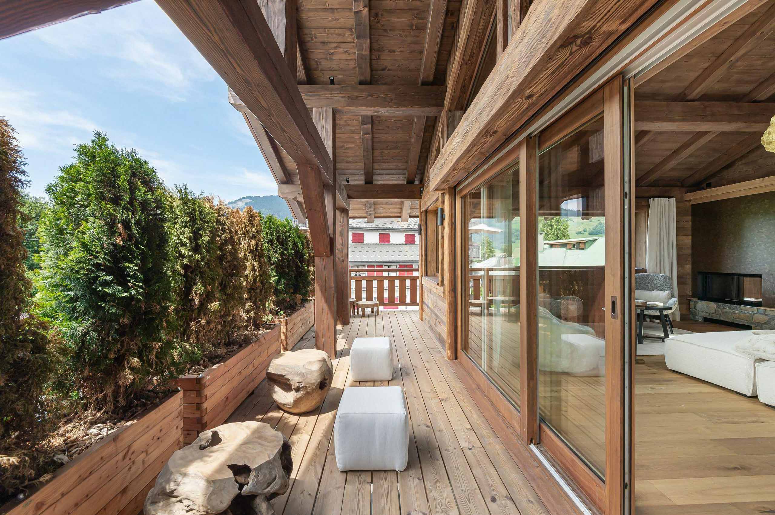 chalet-wynn-balcony-mountain-views-outdoor-seating-luxury-rental-retreat-megeve