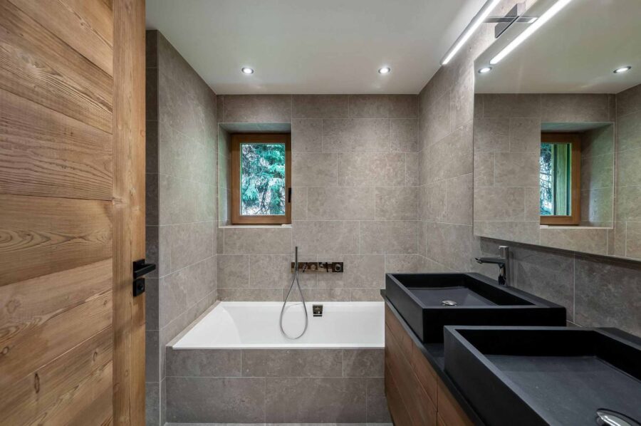 chalet-wynn-bathroom-bathtub-doublesink-modern-sleek-design-luxury-megeve