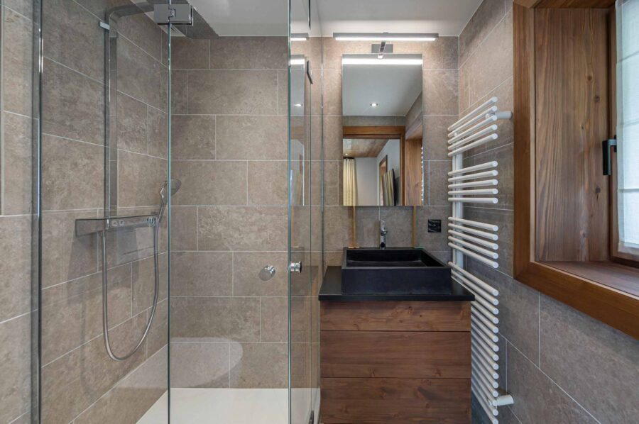 chalet-wynn-bathroom-sink-shower-modern-bright-design-luxury-megeve