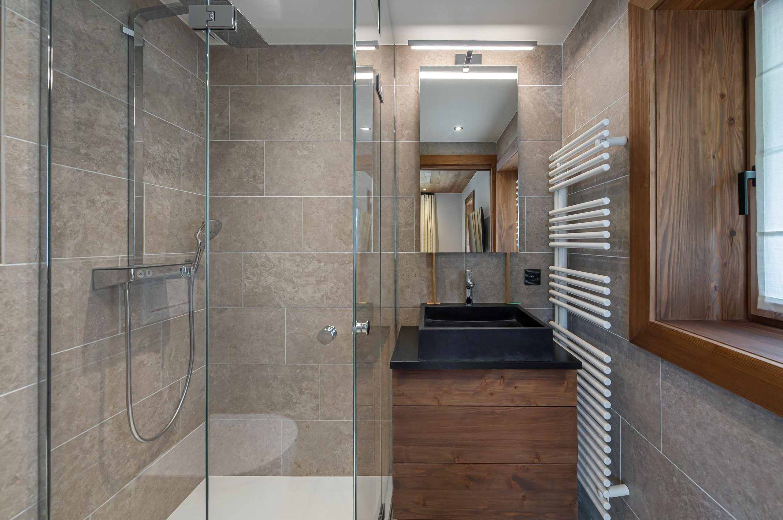 chalet-wynn-bathroom-sink-shower-modern-bright-design-luxury-megeve