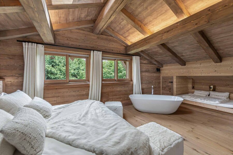 chalet-wynn-bedroom-bathtub-luxury-alpine-interior-design-megeve