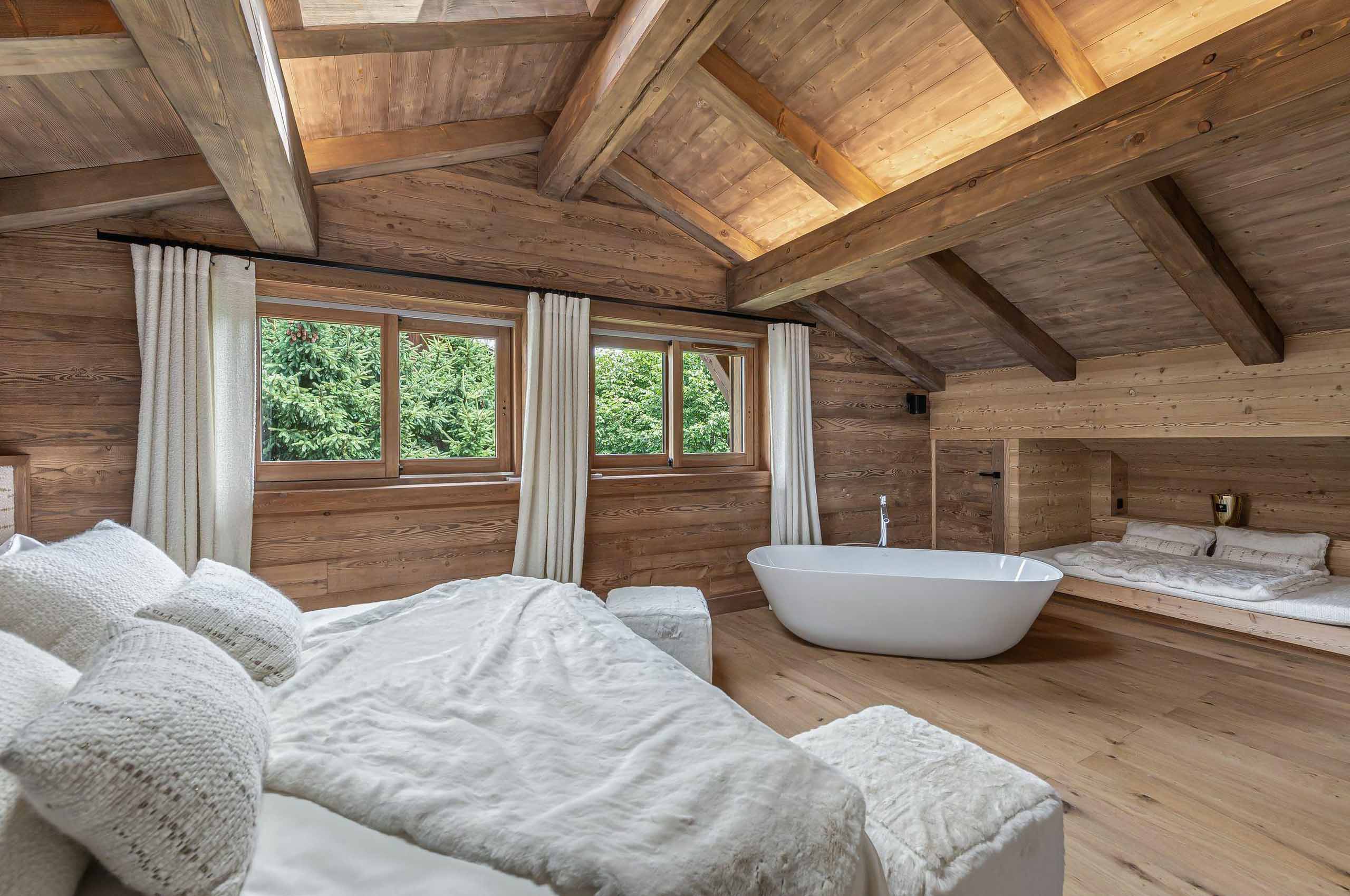 chalet-wynn-bedroom-bathtub-luxury-alpine-interior-design-megeve