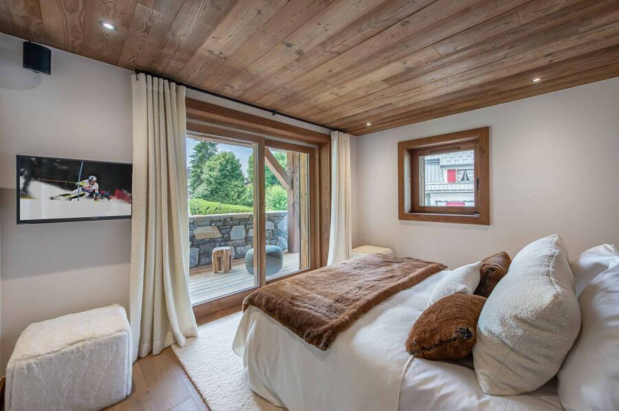 chalet-wynn-bedroom-terrace-scenicviews-bright-modern-luxury-alpine-interiordesign-megeve