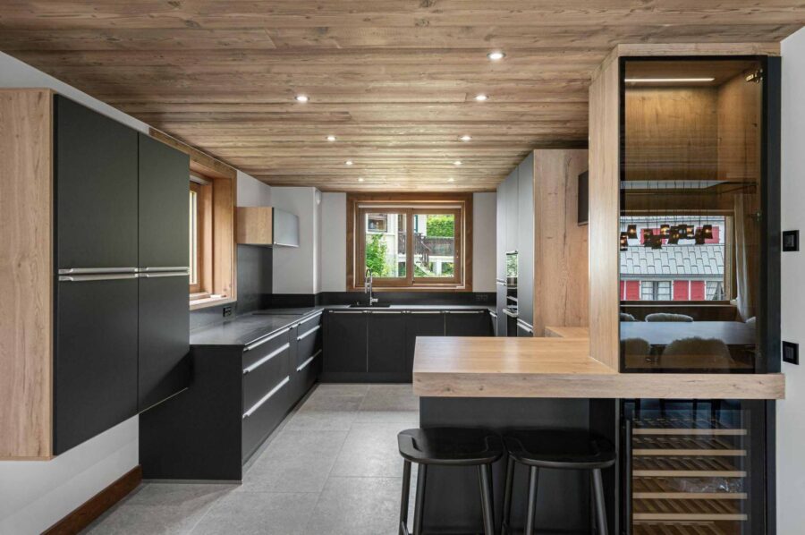chalet-wynn-kitchen-sleek-modern-full-equipped-luxury-interior-megeve