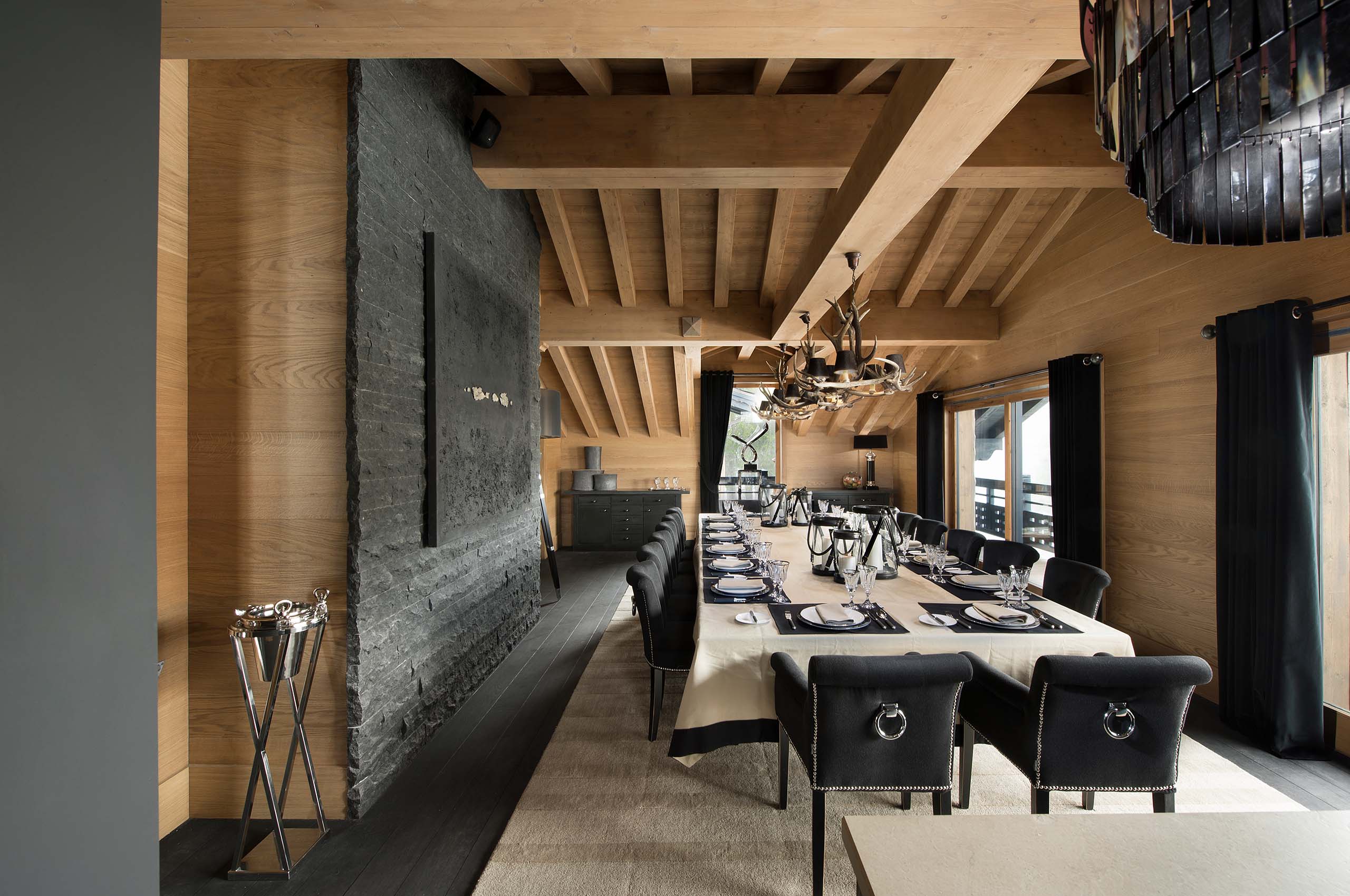 diningroom-luxury-modern-alpine-interior-courchevel1850-chalet-palais