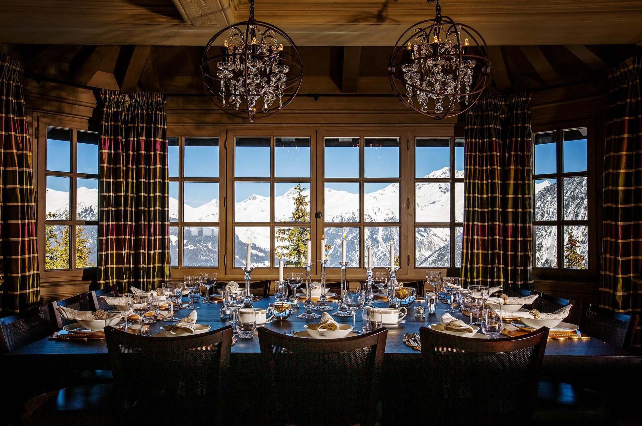 diningroom-mountainview-elegant-interior-luxury-chalet-elizabeth-courchevel1850
