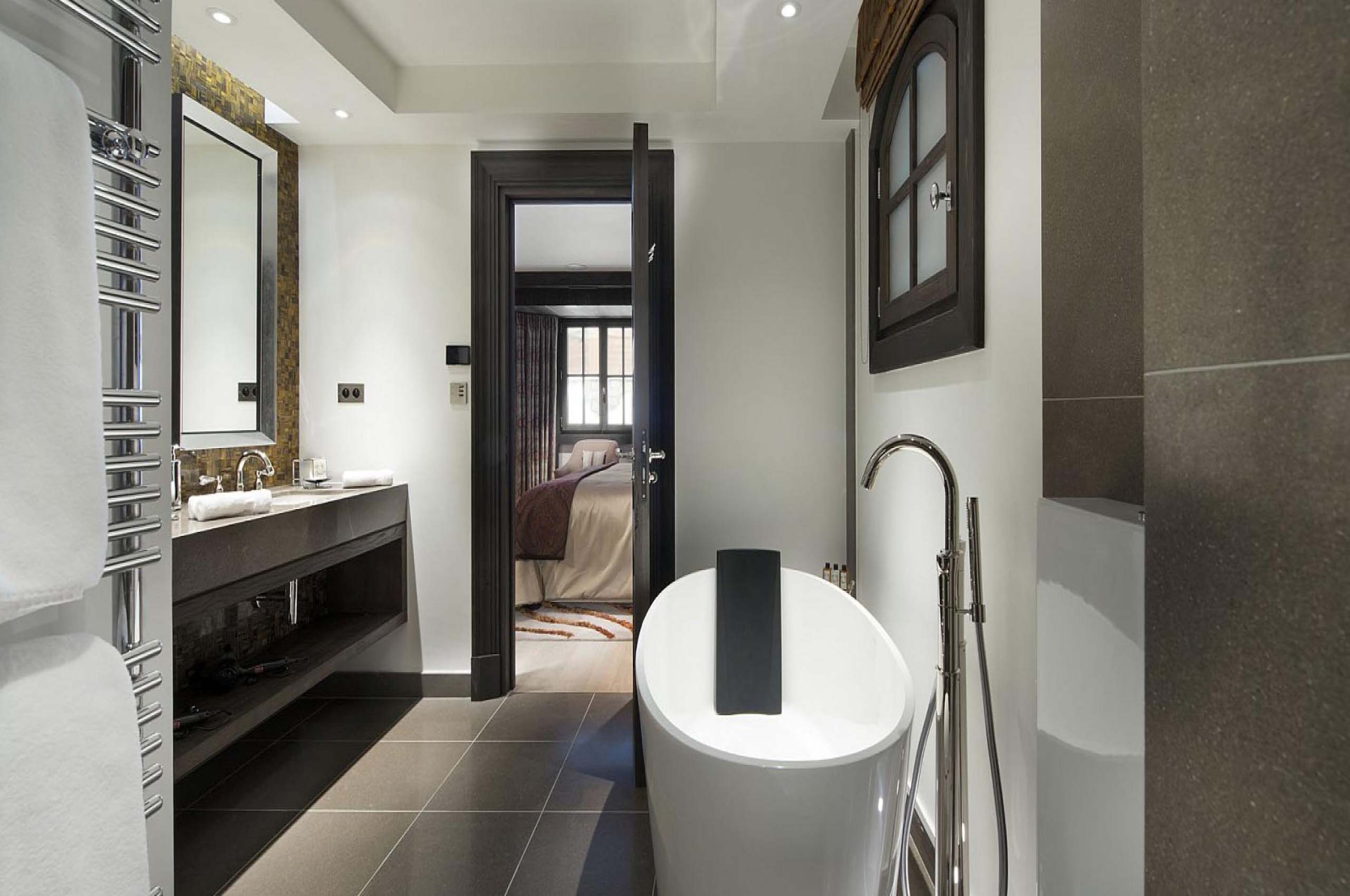 ensuite-bathroom-bathtub-interiordesign-courchevel1850-luxury-chalet-corinne-18
