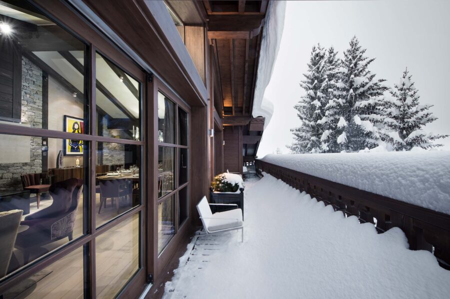 exterior-balcony-terrace-snow-scenicviews-courchevel1850-luxury-chalet-corinne-05