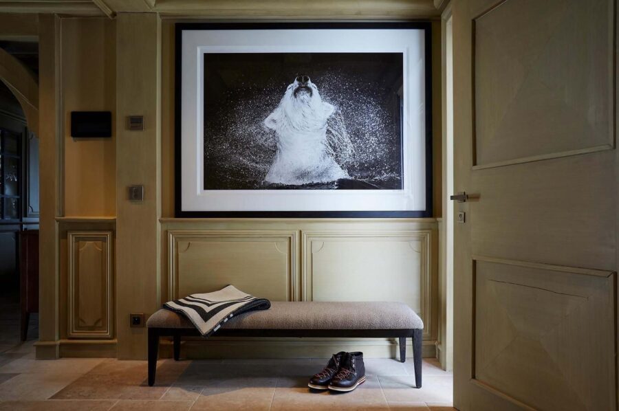 hallway-artwork-modern-elegant-interior-luxury-chalet-elizabeth-courchevel1850