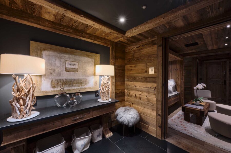 hallway-luxury-elegant-charming-interiordesign-courchevel1850-chalet-chateau