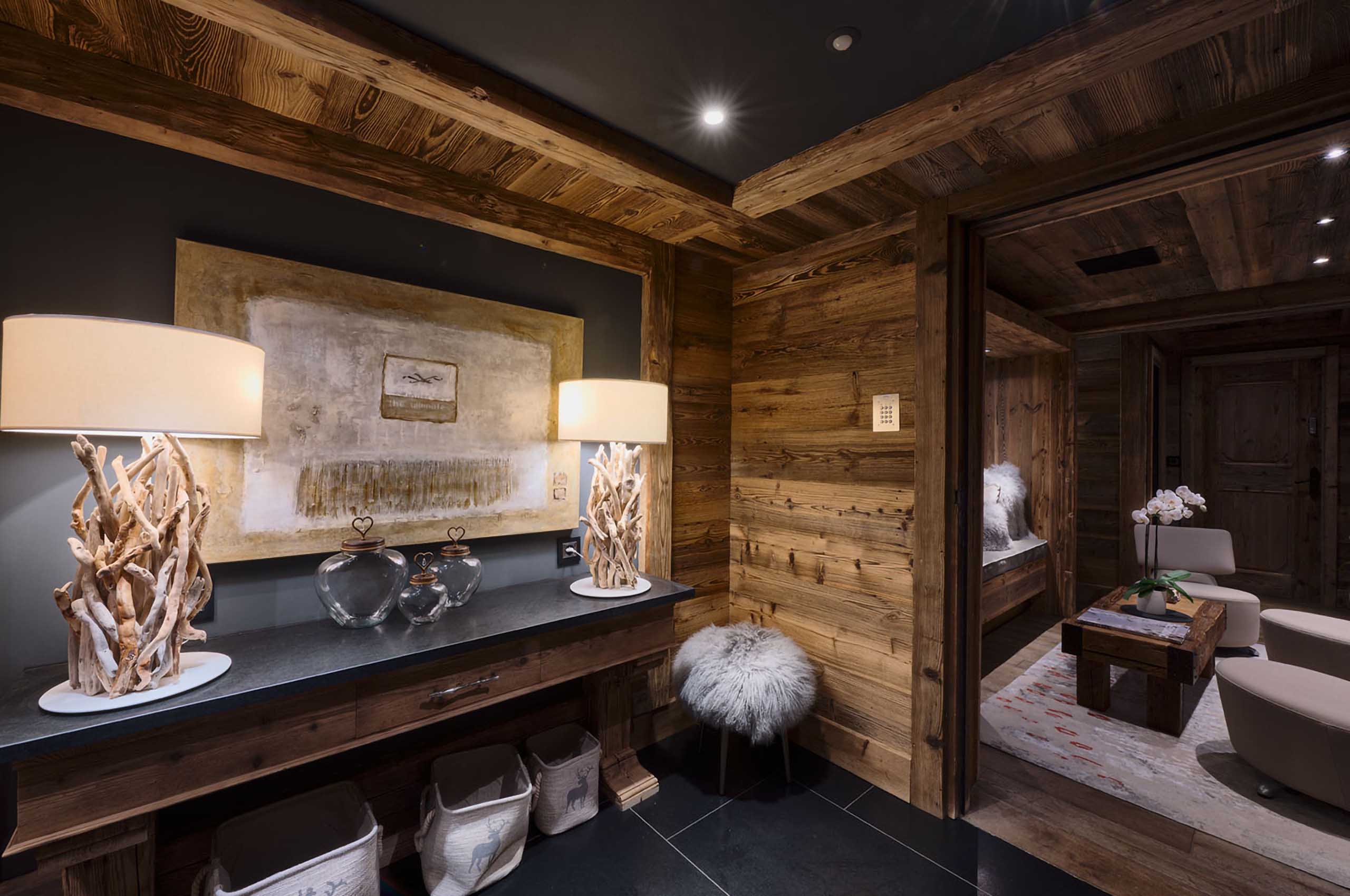 hallway-luxury-elegant-charming-interiordesign-courchevel1850-chalet-chateau