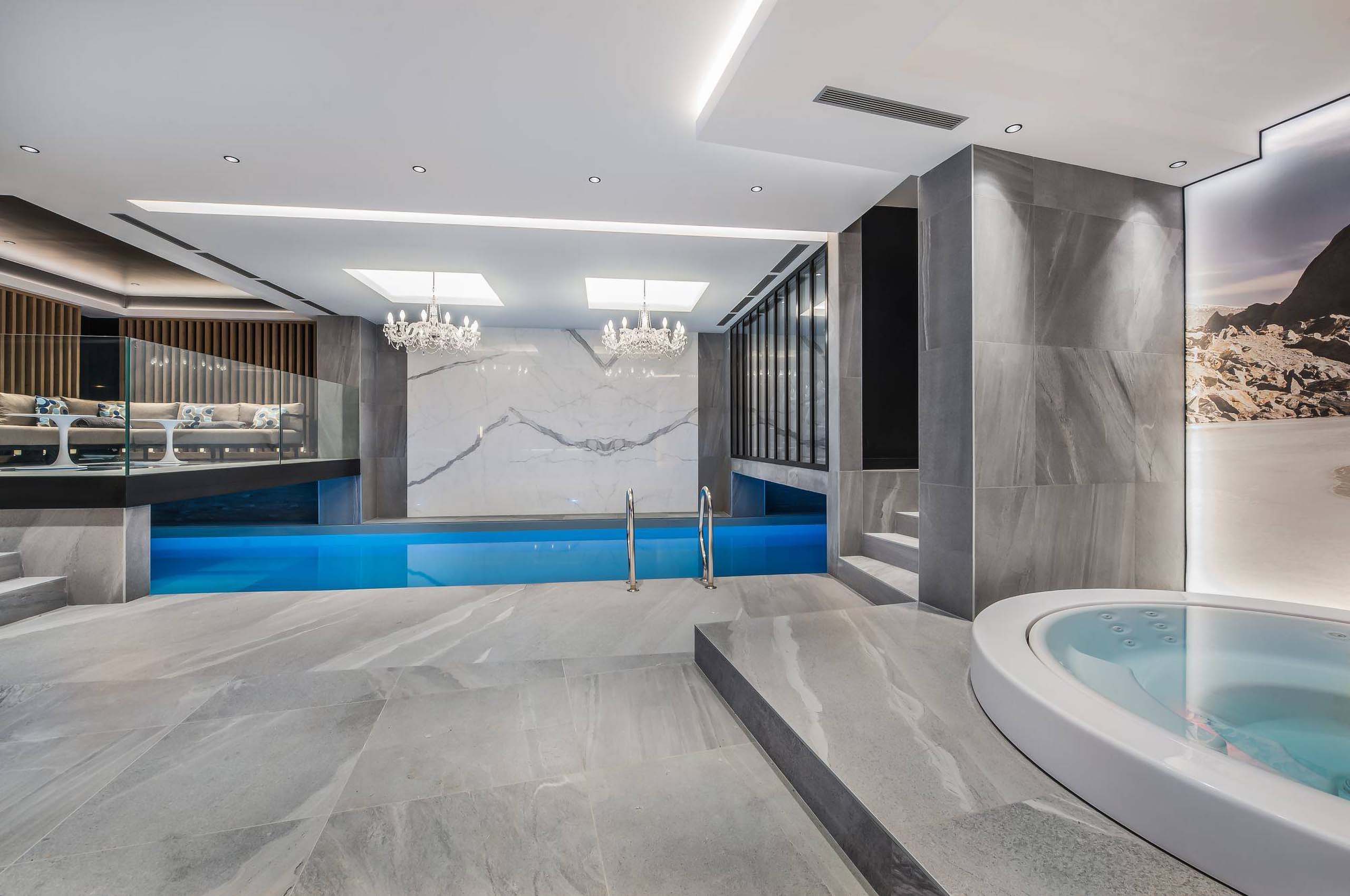 indoorpool-jacuzzi-elegant-modern-design-courchevel1850-luxury-chalet-alexi