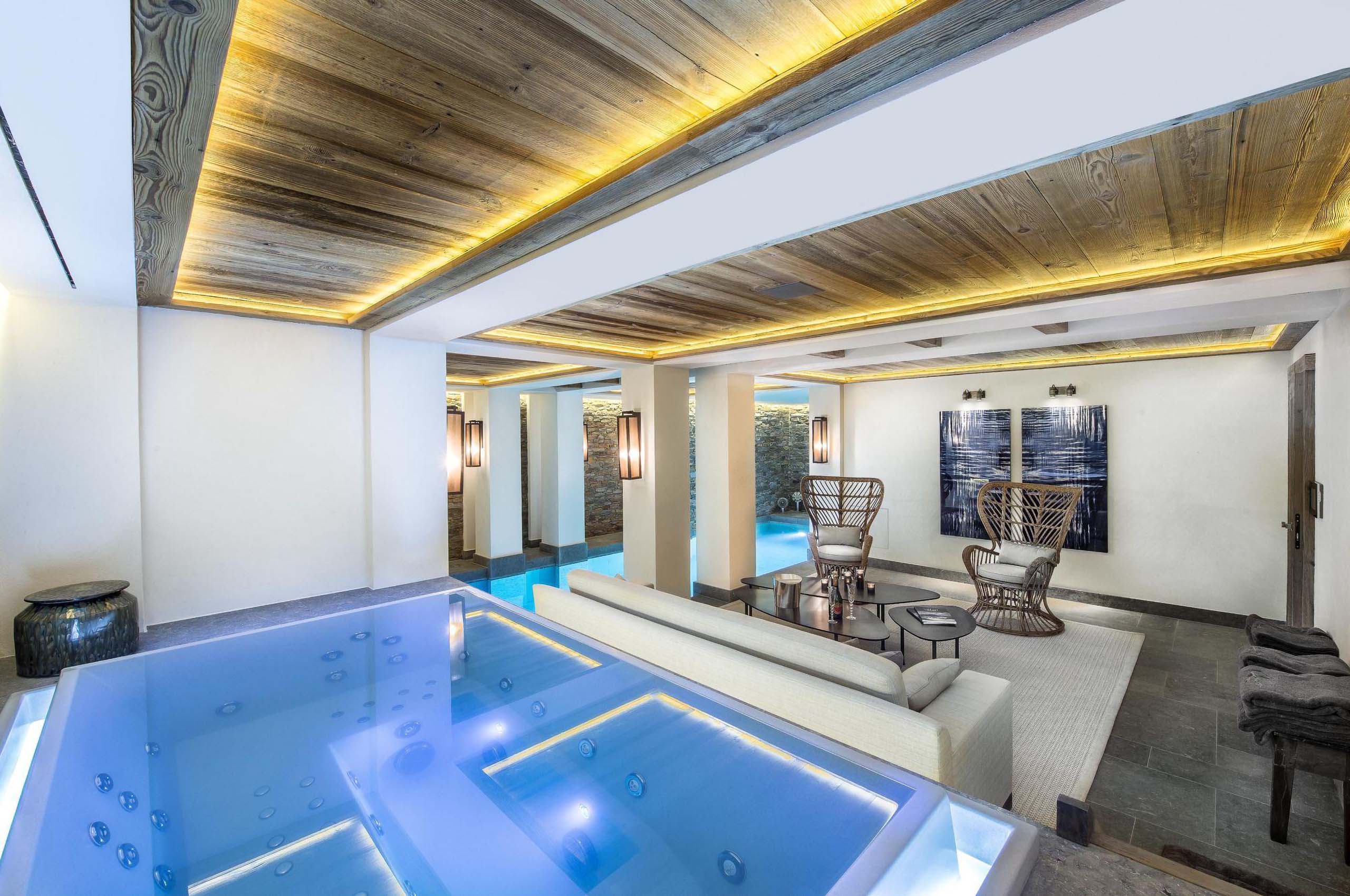 indoorpool-jacuzzi-relaxationarea-wellness-courchevel1850-luxury-chalet-Kelly-19