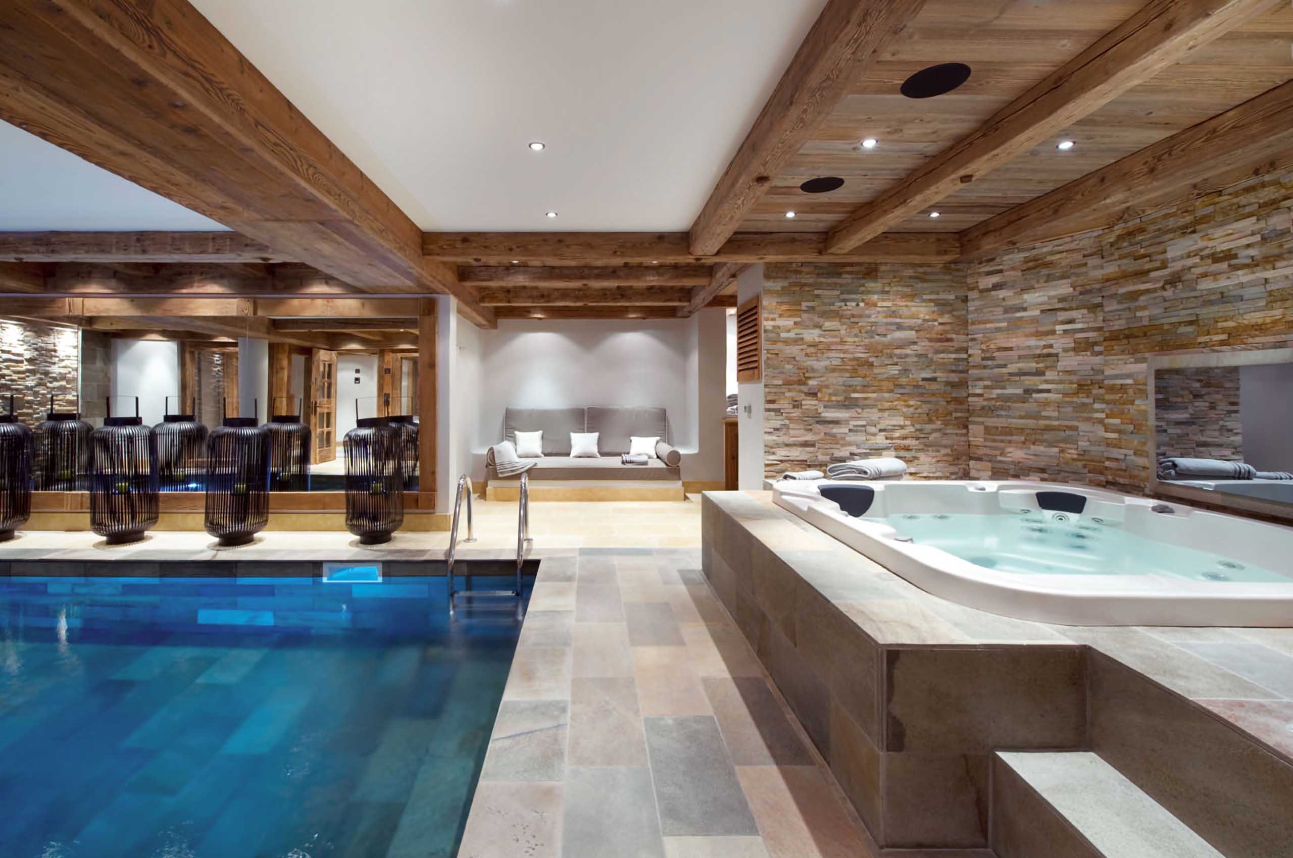 indoorpool-jacuzzi-relaxationarea-wellness-courchevel1850-luxury-chalet-chateau