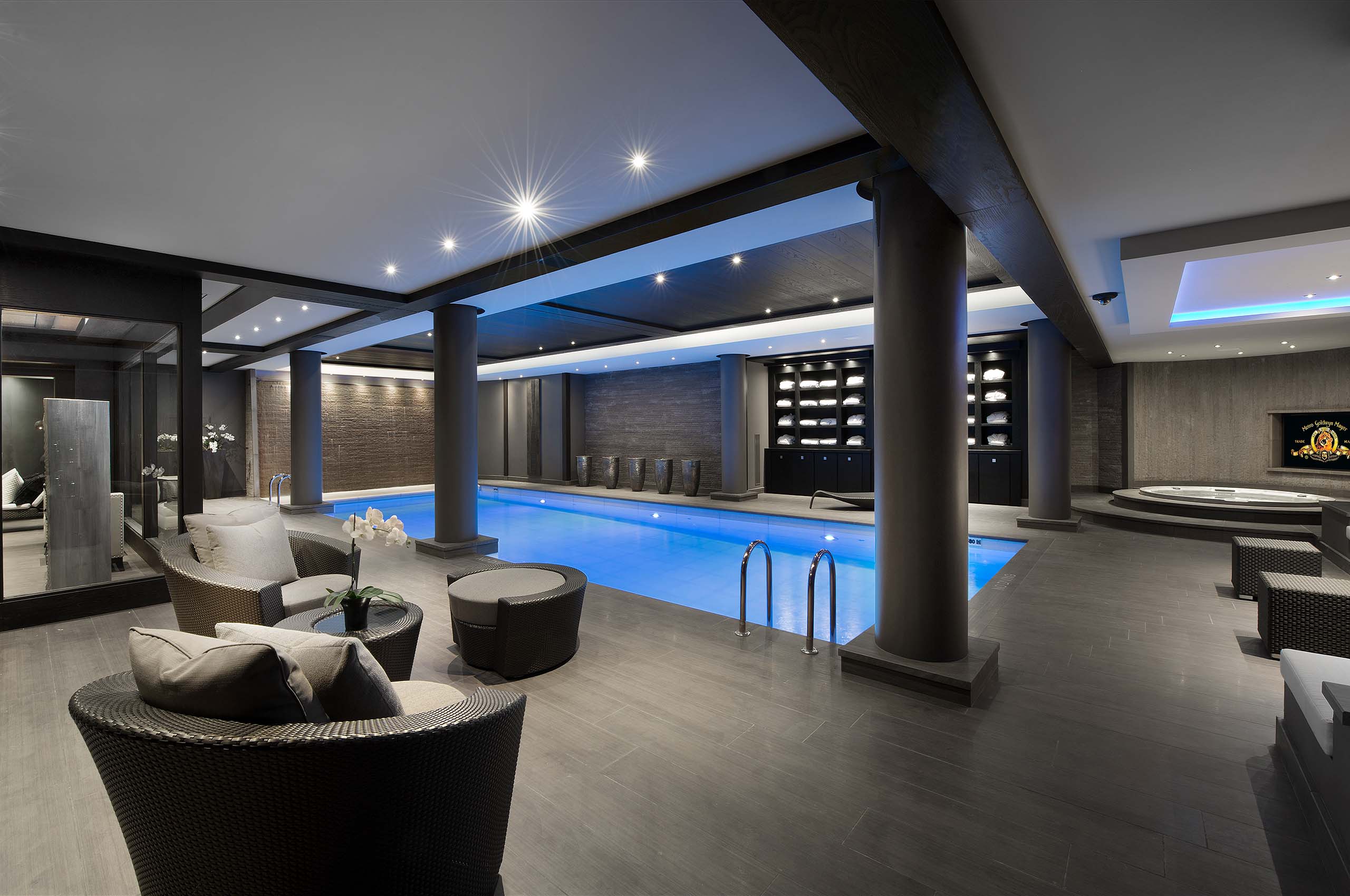 indoorpool-luxury-spa-retreat-jacuzzi-courchevel1850-chalet-palais