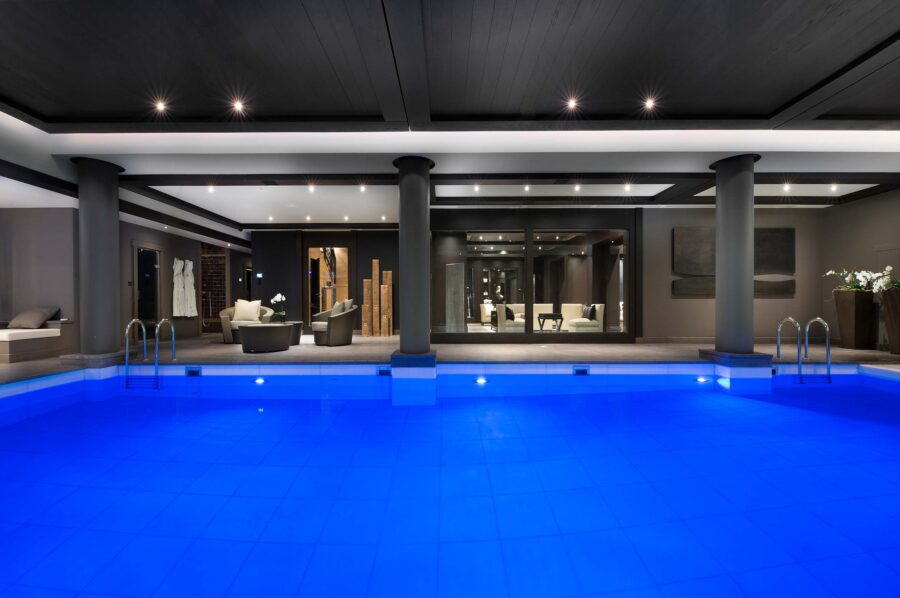 indoorpool-modern-design-spa-wellness-courchevel1850-luxury-chalet-palais