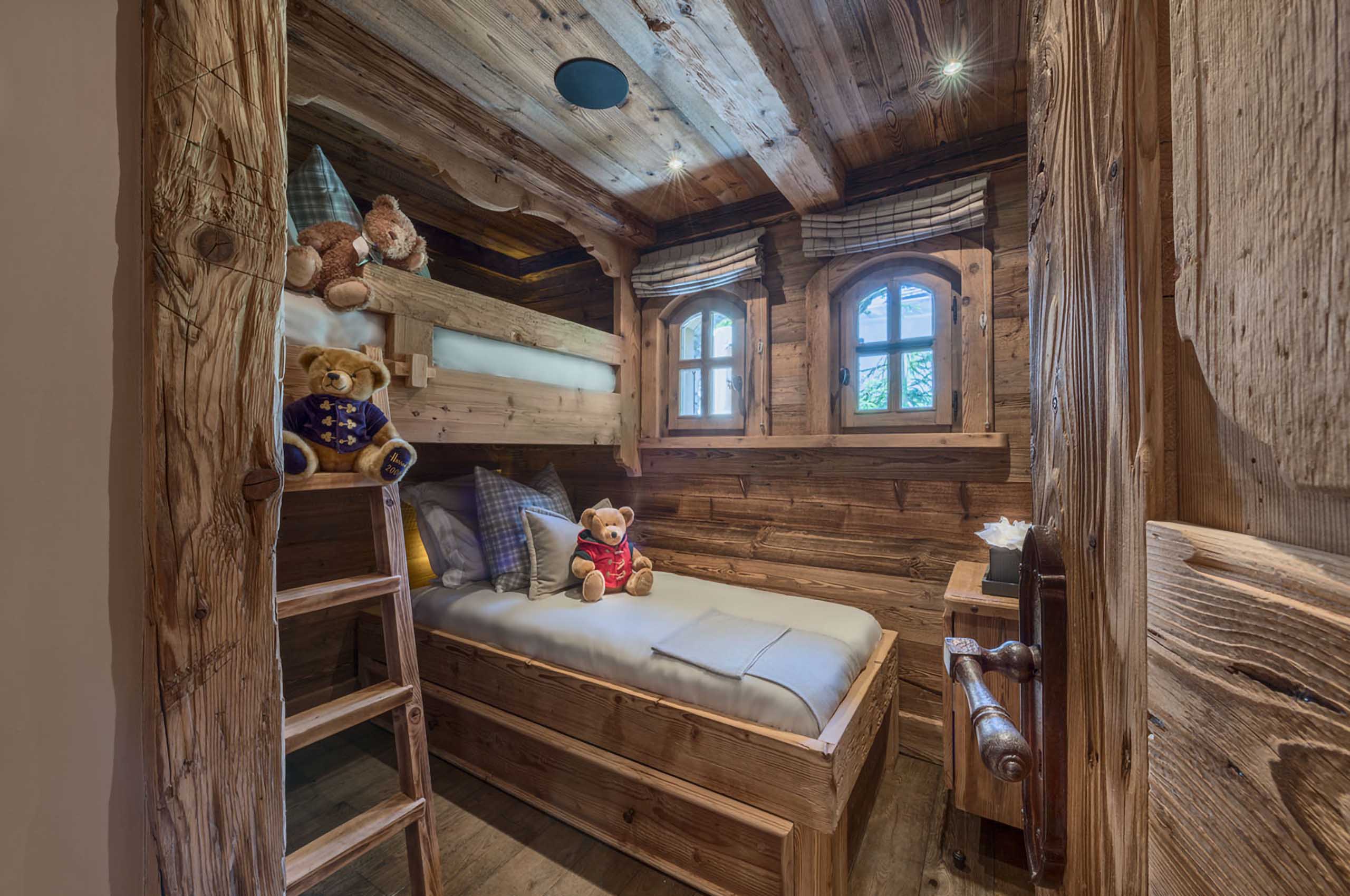kidsroom-bunkbeds-alpine-charming-rustic-interiordesign-courchevel1850-luxury-chalet-chateau